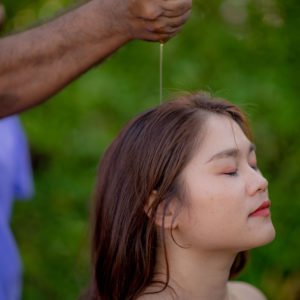 Indische Kopfmassage, Gesichtsmassage, Navara Khizi, Ayurveda, Wellness, Yoga Retreats, Phuket Thailand, Mangostan Ayurveda & Wellness Resort, Nummer 1 Ayurveda Resort in Thailand, Rawai, Phuket.